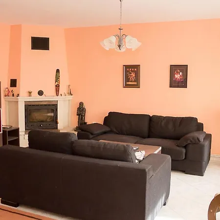 Peach Coloured 2-bdr By The Sea Garden Apartment Varna